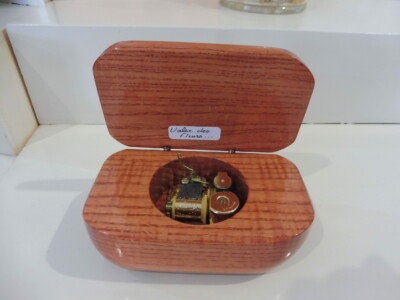 BMOV frêne teinté terracotta ouverte BMOV frêne teinté terracotta ouverte