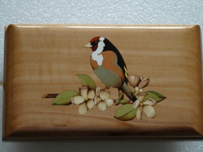 Marqueterie Chardonneret sur fleurs de pommier Marqueterie Chardonneret sur fleurs de pommier