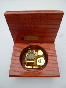 BMR frêne teintée terracotta ouverte BMR frêne teintée terracotta ouverte